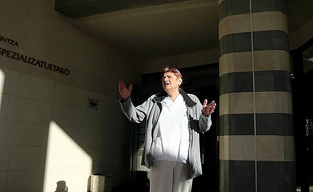 Loli Camaño, auxiliar en el centro Txara I de Donostia.