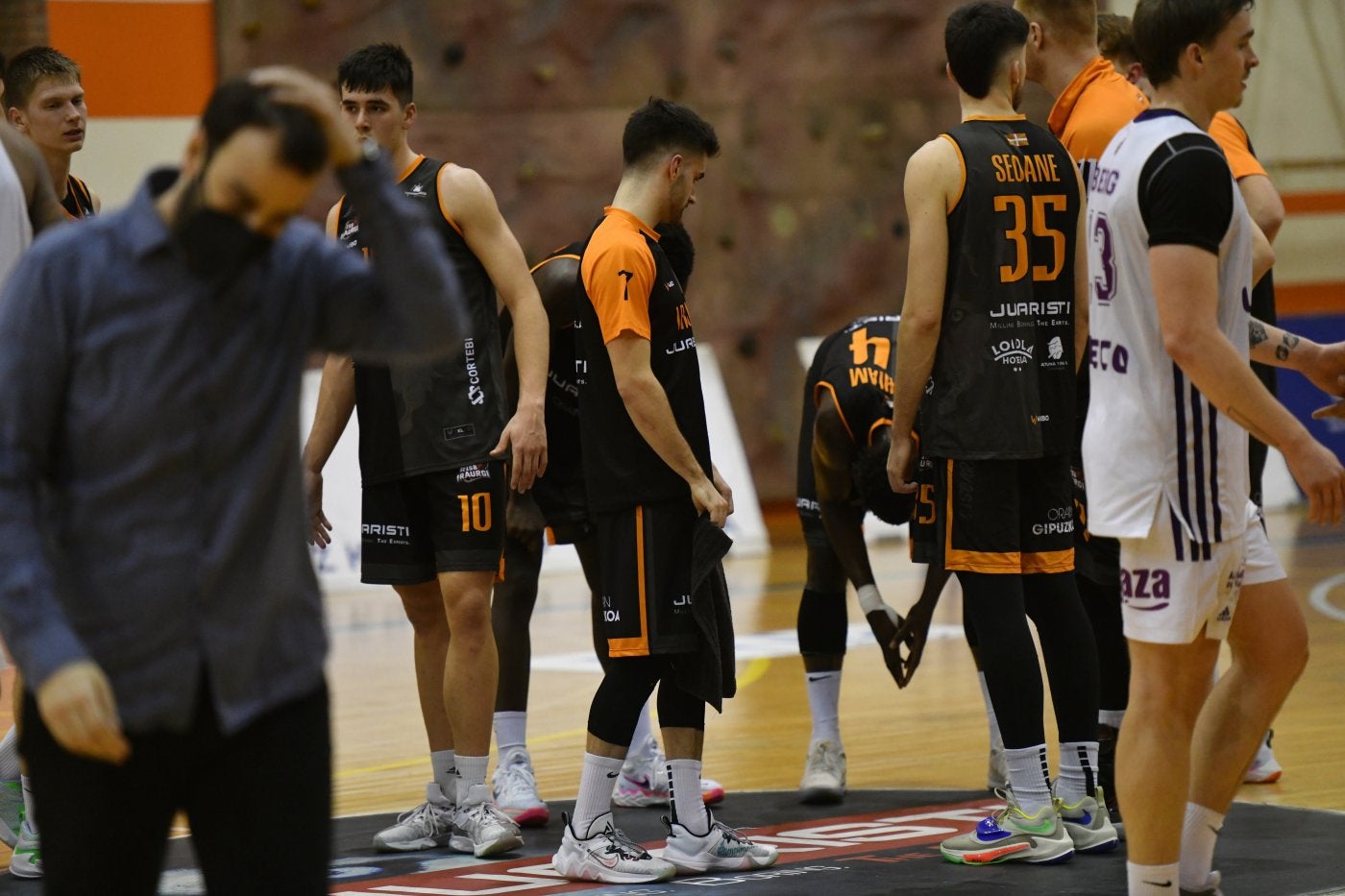 Los jugadores y entrenador del Juaristi, cabizbajos el martes. 