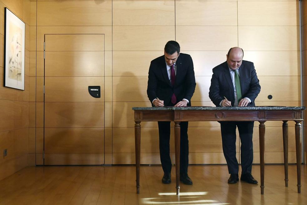 El presidente Sánchez y el líder del PNV, Andoni Ortuzar, en la firma delacuerdo de investidura en diciembre de 2019. 