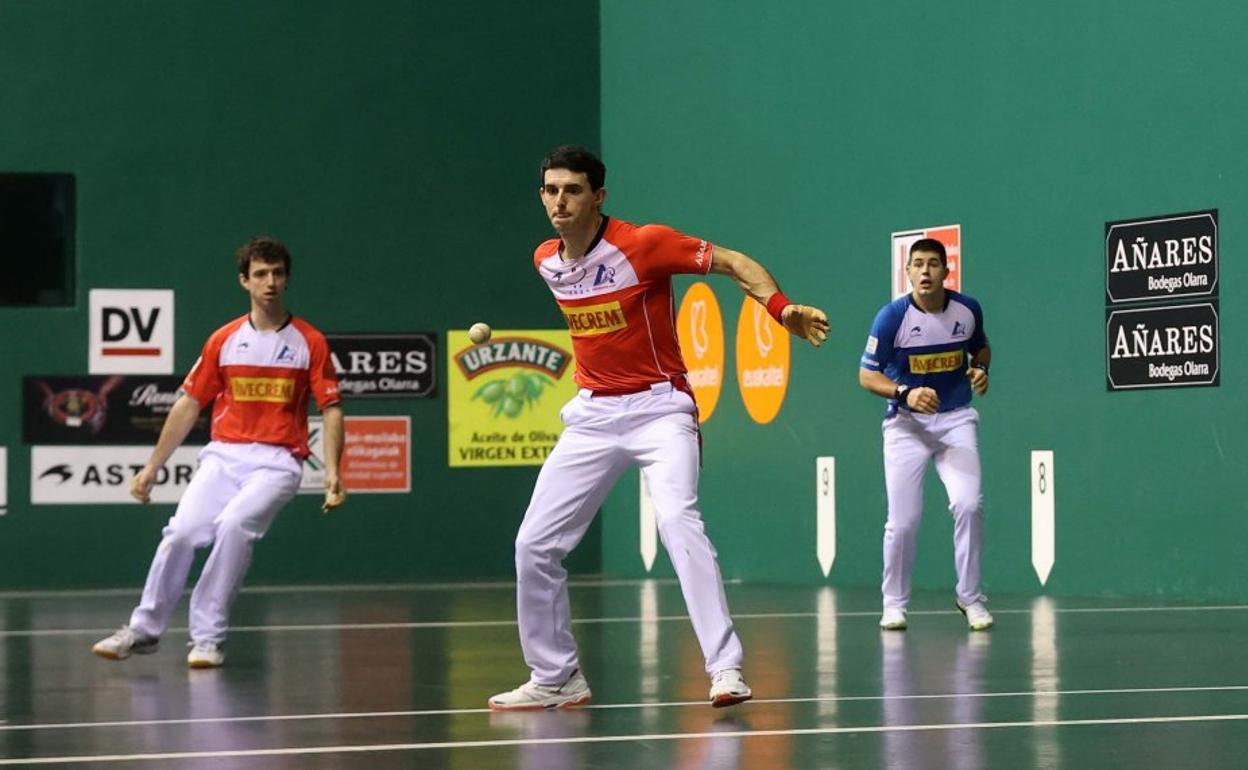 Xabi Tolosa, de azul al fondo, observa el golpeo de Altuna. 