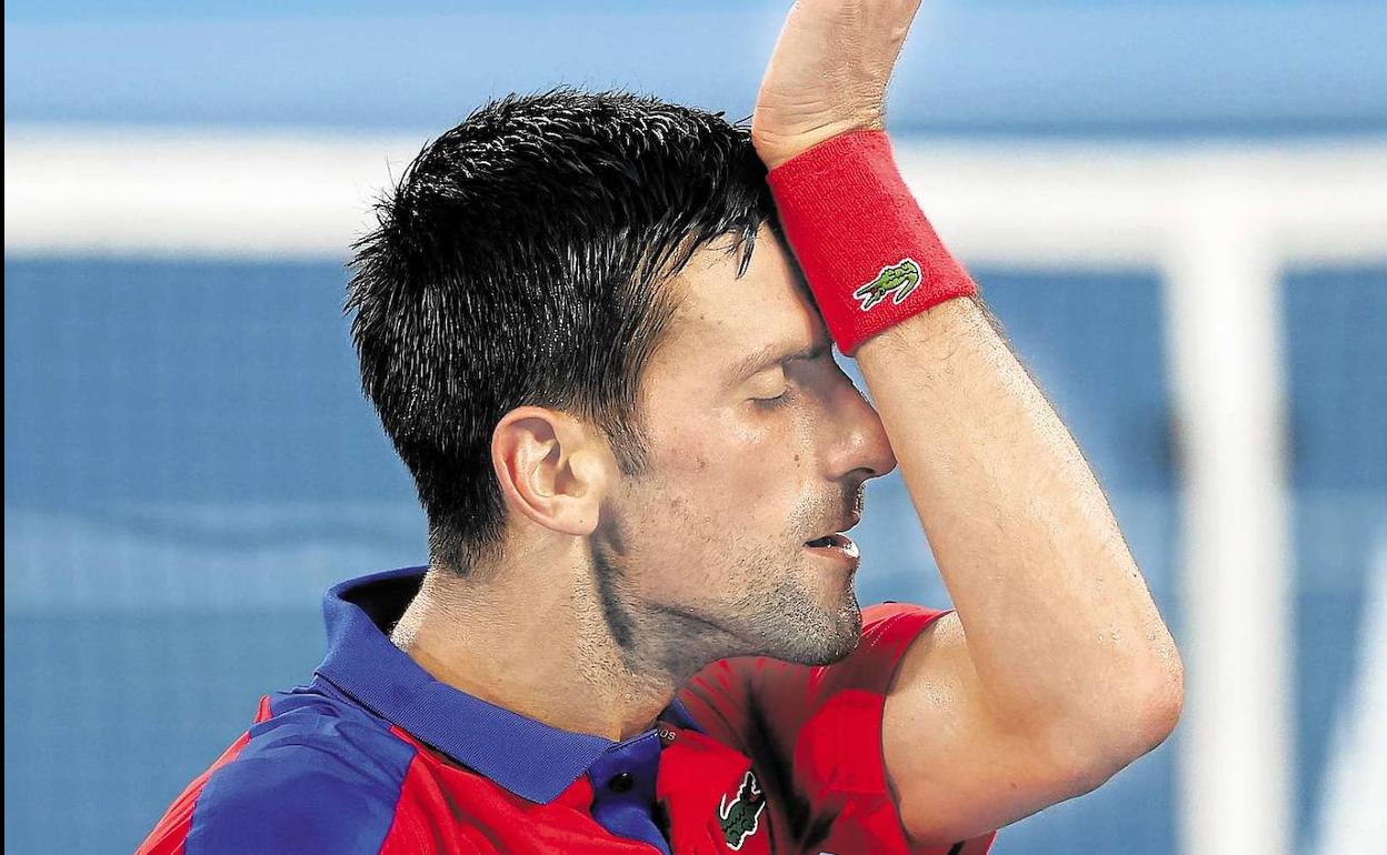 Novak Djokovic se lamenta de un error en Tokio 2020. 