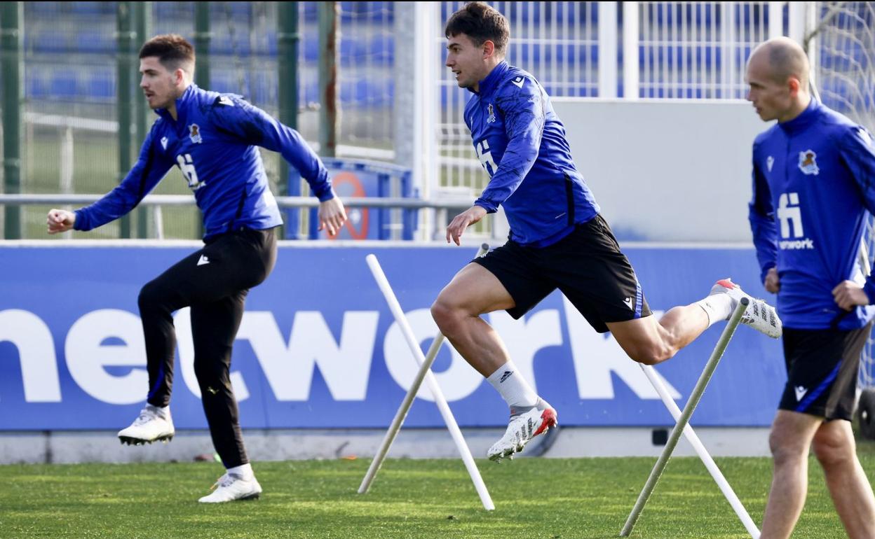 Igor Zubeldia, Martín Zubimendi y Jon Guridi, durante el entrenamiento de este lunes.