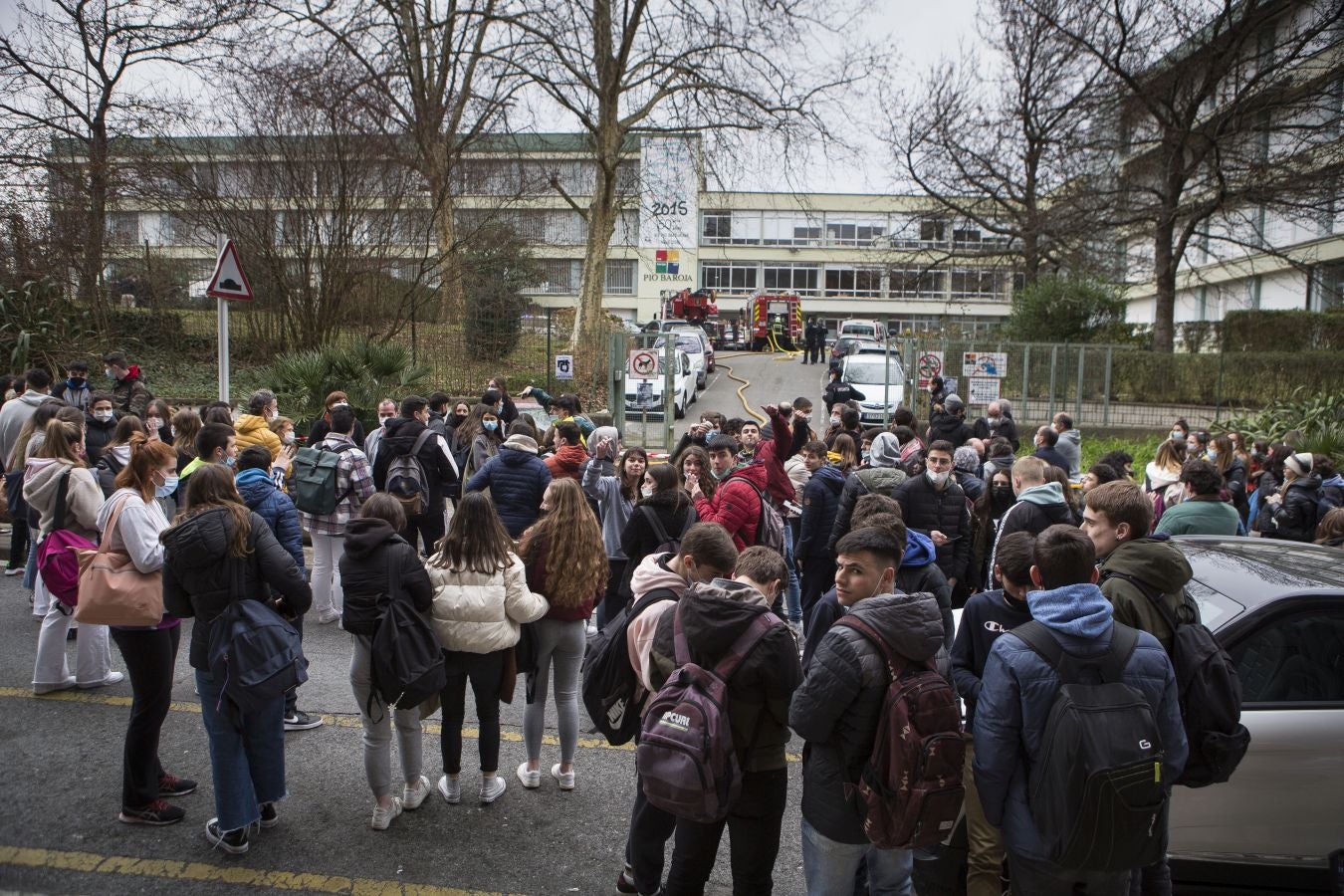 Fotos: Desalojan un instituto en Irun por un incendio en el tejado