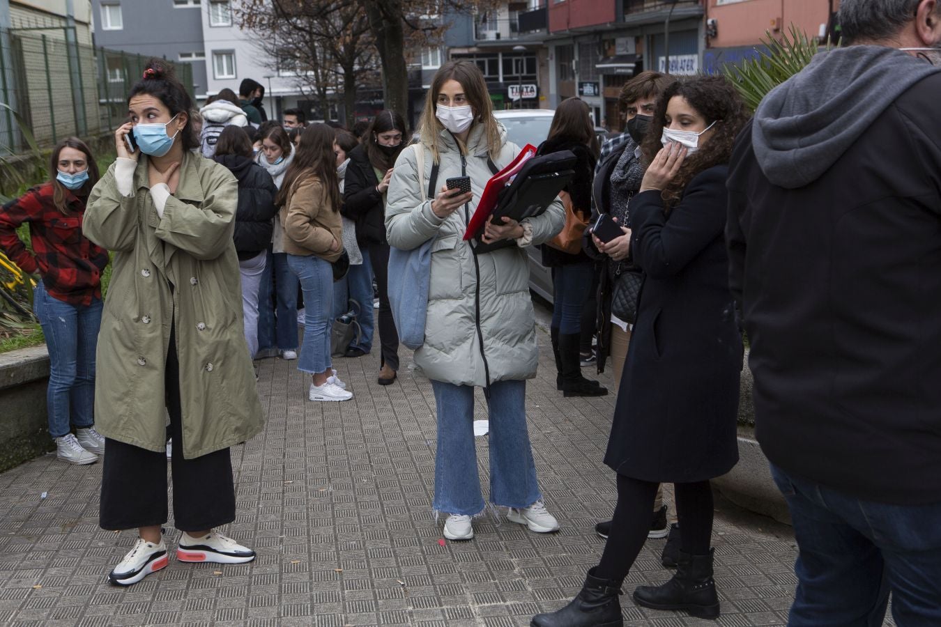 Fotos: Desalojan un instituto en Irun por un incendio en el tejado