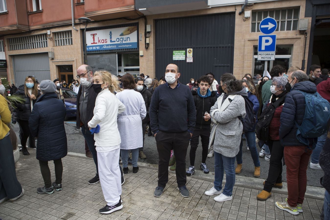 Fotos: Desalojan un instituto en Irun por un incendio en el tejado
