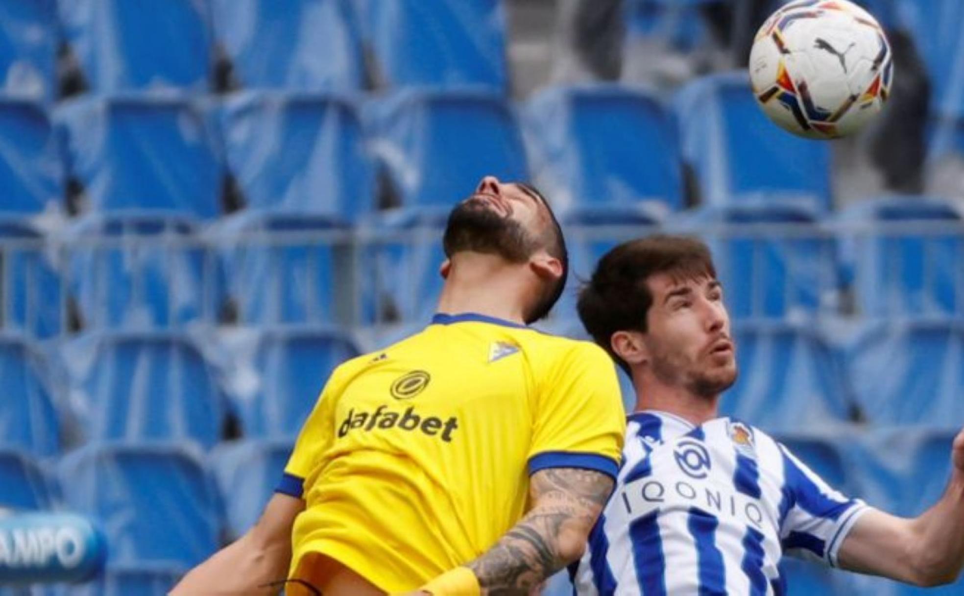 Aritz pelea un balón por alto en el partido contra el Cádiz. 
