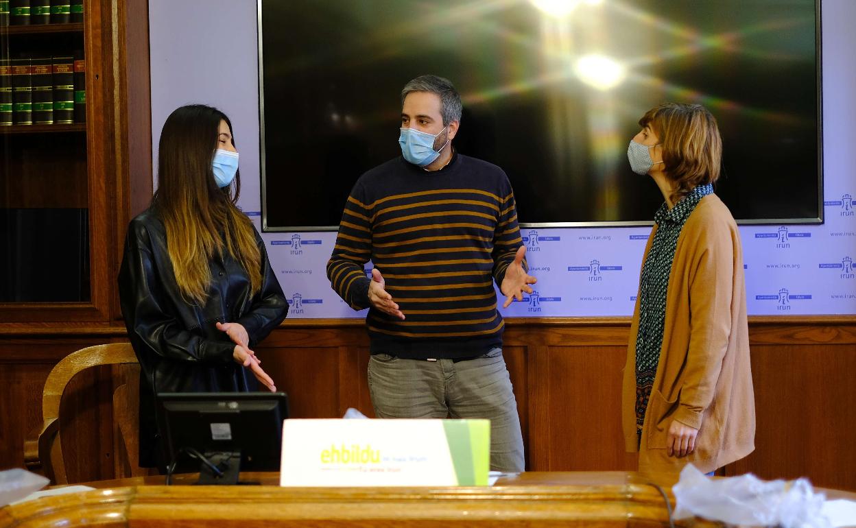 Los concejales de EH Bildu Ane Unanue, Jokin Melida y Oihana Briones. 