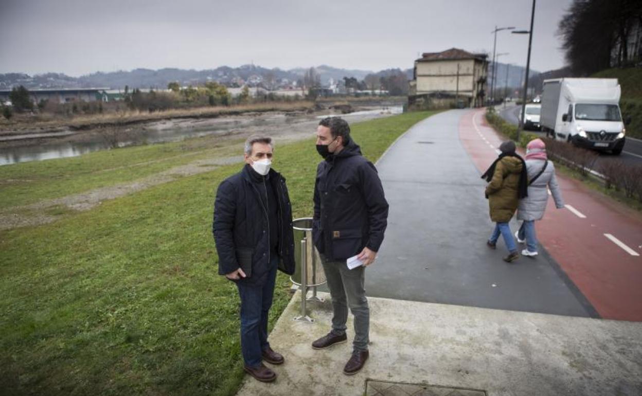 Iridoy e Igiñiz en la zona del Bidasoa donde está proyectado el mirador que piden que se construya y en la que se encuentra el último edificio residencial, cuya adquisición proponen. 