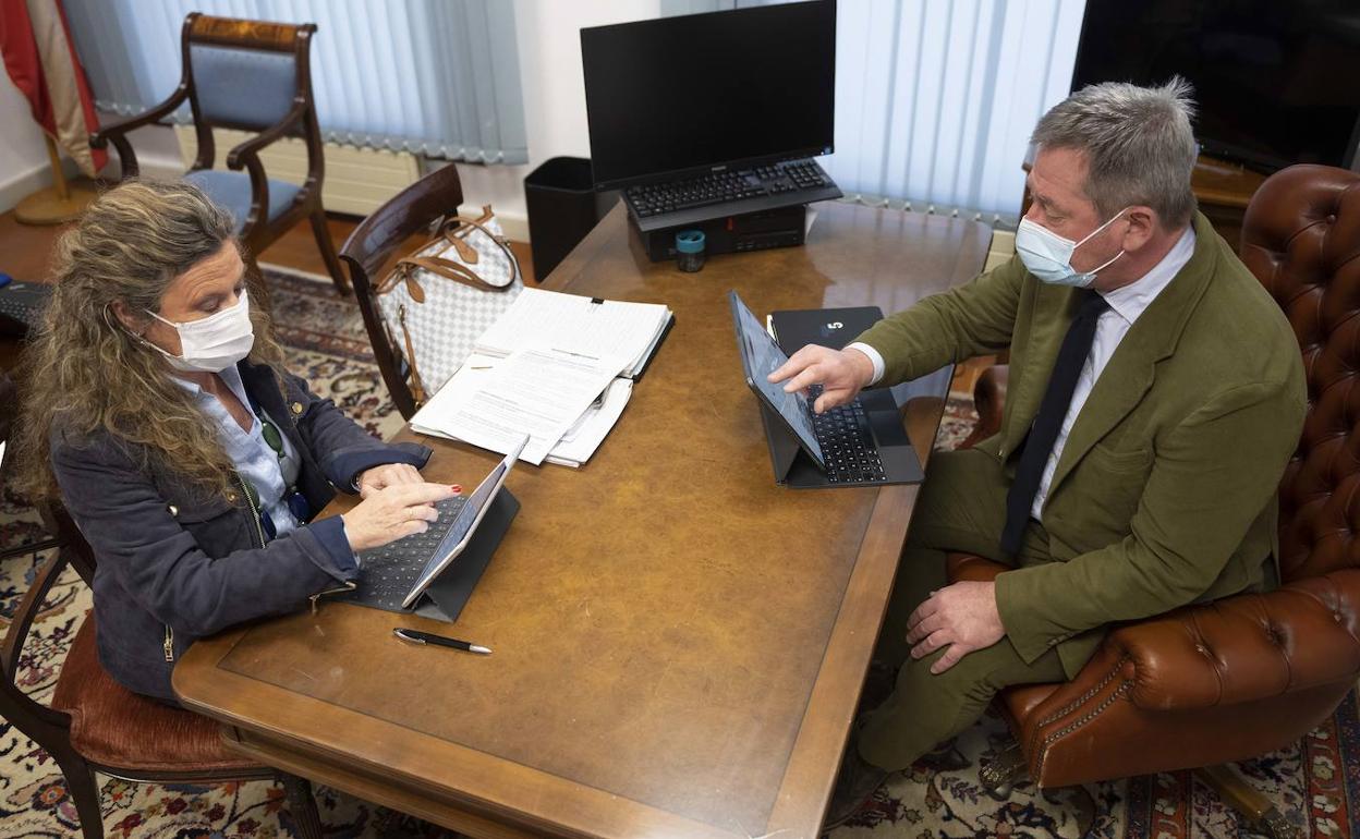 Gotzone Sagardui y Bingen Zupiria, antes de la rueda de prensa del Consejo de Gobierno de este martes.