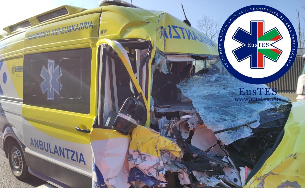 Estado en el que ha quedado la ambulancia siniestrada en la N-I en Villabona.