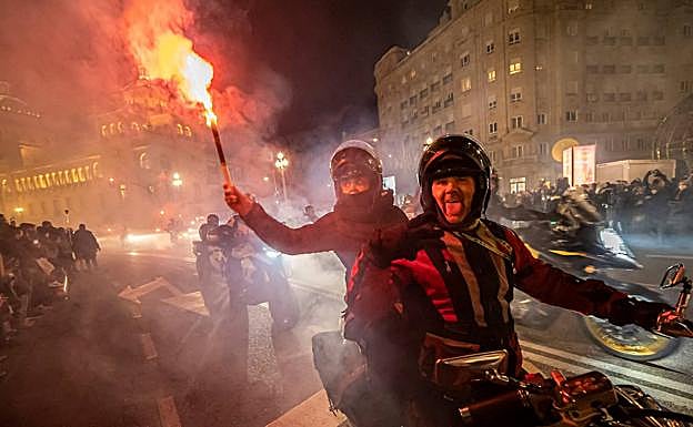 Imagen principal - Quemando rueda frente a Caballería