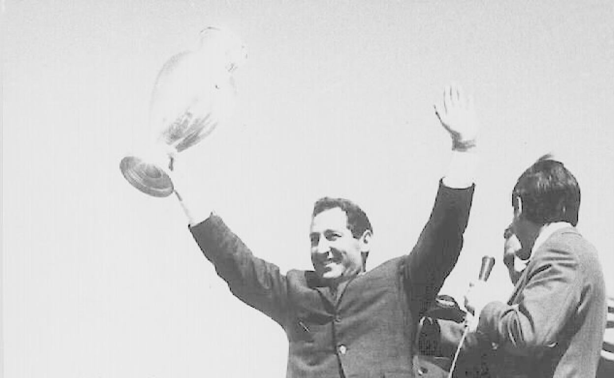 Paco Gento se baja de un avión con la Copa de Europa en sus manos. La 'Galerna del Cantábrico' ha fallecido hoy.