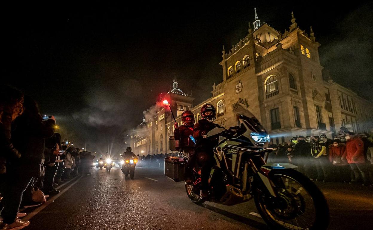 Con las antorchas prendidas, los motoristas desfilan ante la Academia de Caballería.