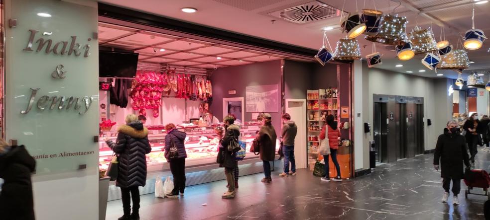 Cola para comprar en la carnicería Iñaki y Jenny del Mercado San Martín, decorado para la ocasión con tambores y luces en el techo.