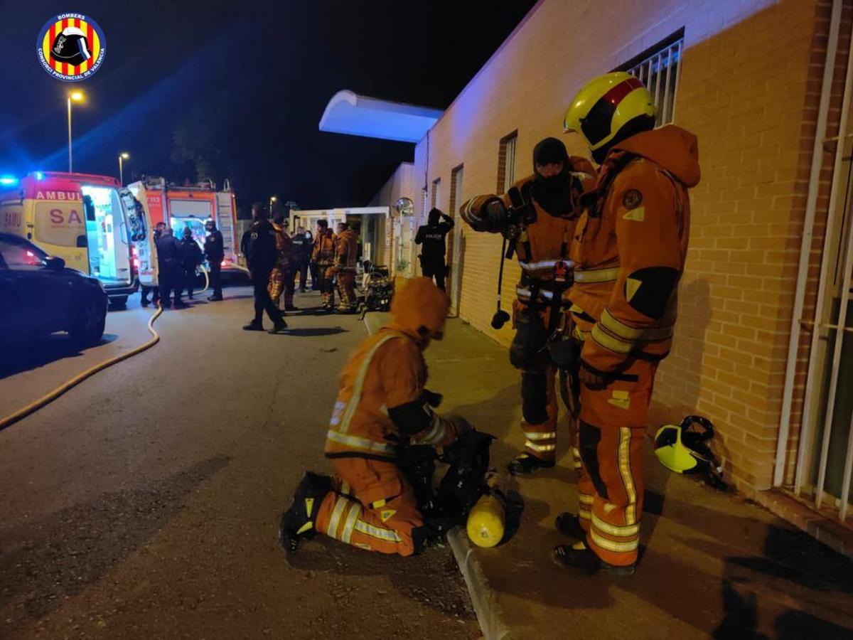 Los efectivos policiales y bomberos han desalojado a los 70 residentes del centro.