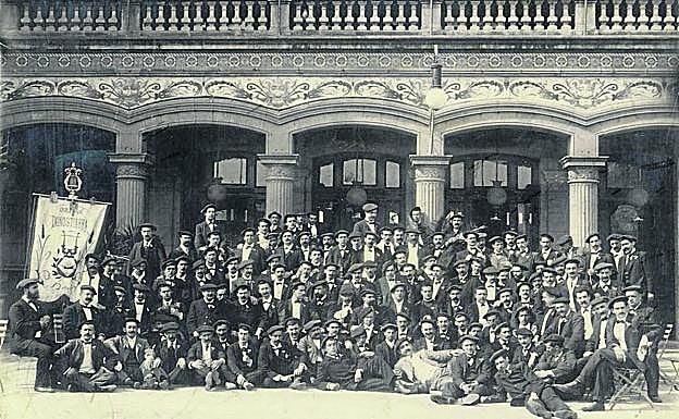 La entrada de las mujeres, en 1909. Esta foto es de 1904, con un coro aún solo de hombres. En 1909 el Orfeón se abrió a las mujeres y entró en la modernidad.