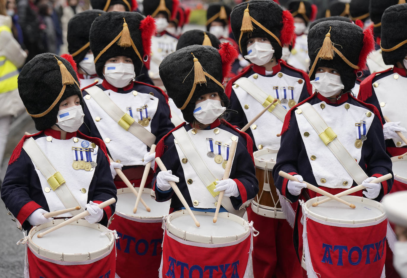 Los niños de Arantzatzuko Ama Katekesia Atotxa Egia hacen sonar sus tambores y barriles.