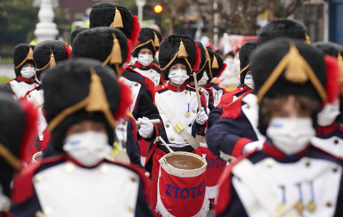 Los niños de Atotxa desfilan por Gros. 