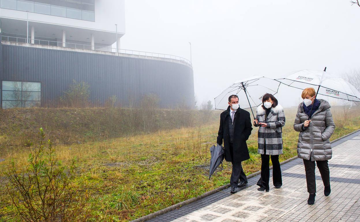 La consejera Tapia en su visita este jueves al Parque Tecnológico de Eibar.