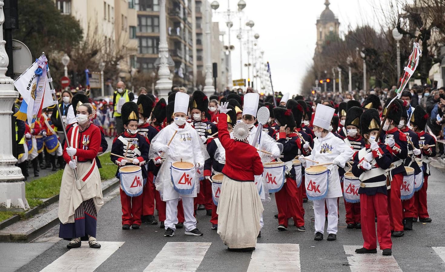 La compañía de Aitor Ikastola desfila por las calles de Gros.