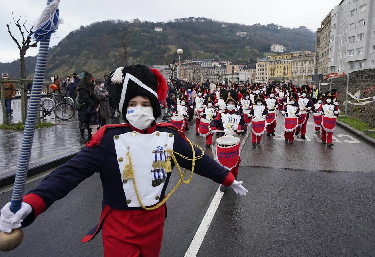 El Tambor Mayor de Arantzatzuko Ama marcando el ritmo en el paseo de la Zurriola.