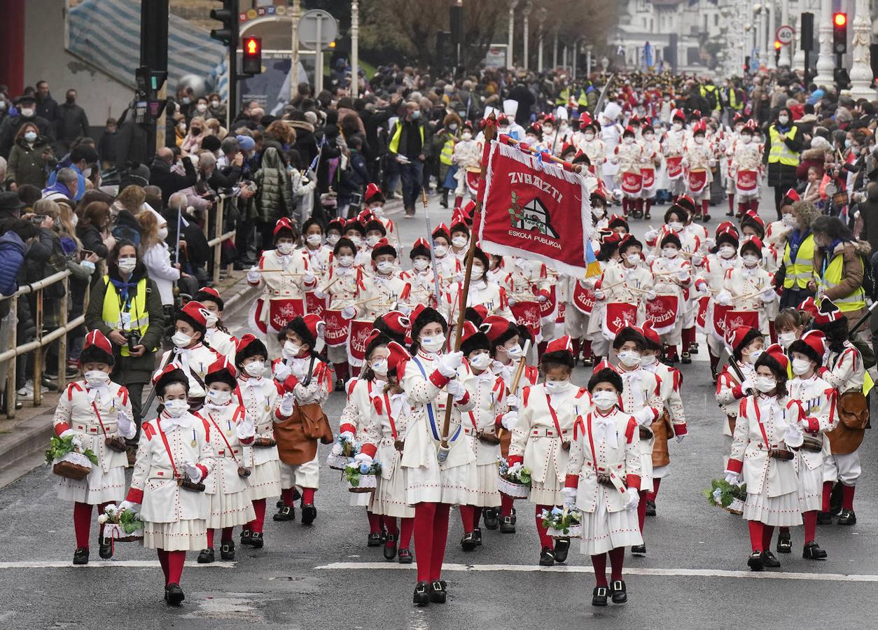 Abanderada y cantineras de Biteri Zuhaizti se abren paso por Gros.