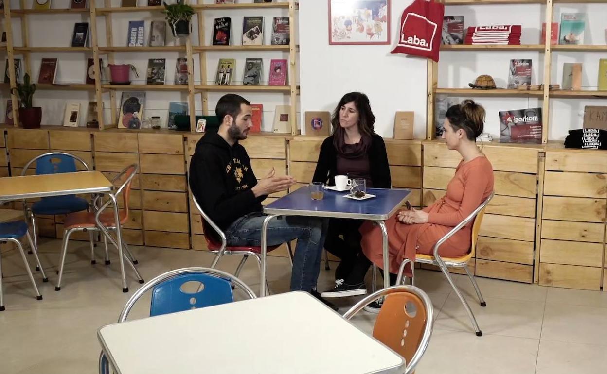 Doinu berriak plazara, Hitzetik Hortzera