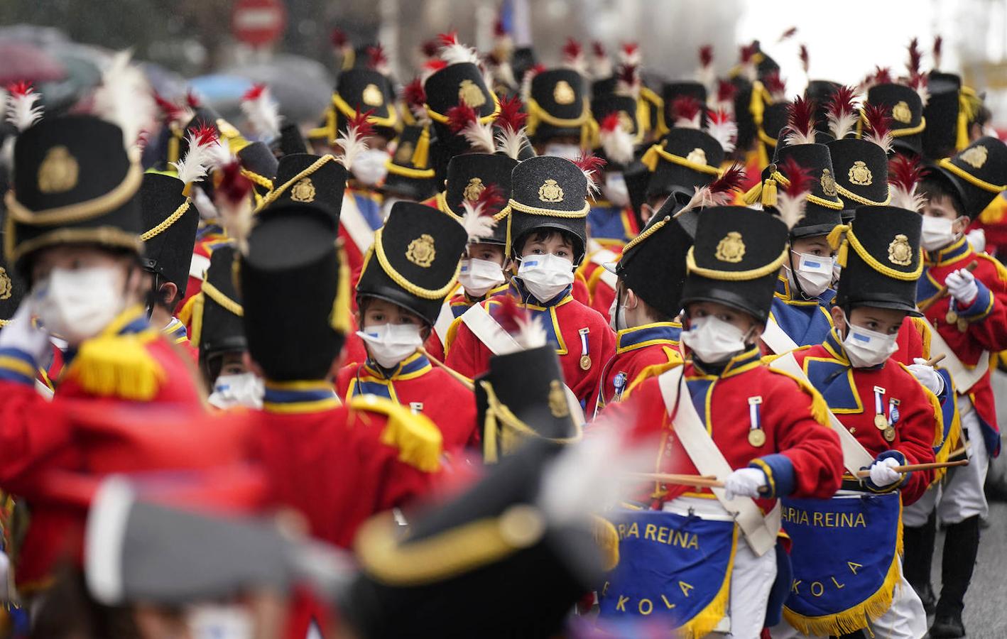 Compañía de María Reina al son de los tambores por las calles de Gros.