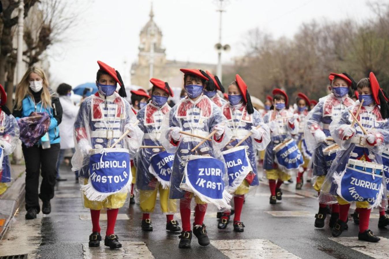 La compañía de Zurriola desfila por las calles de Gros.