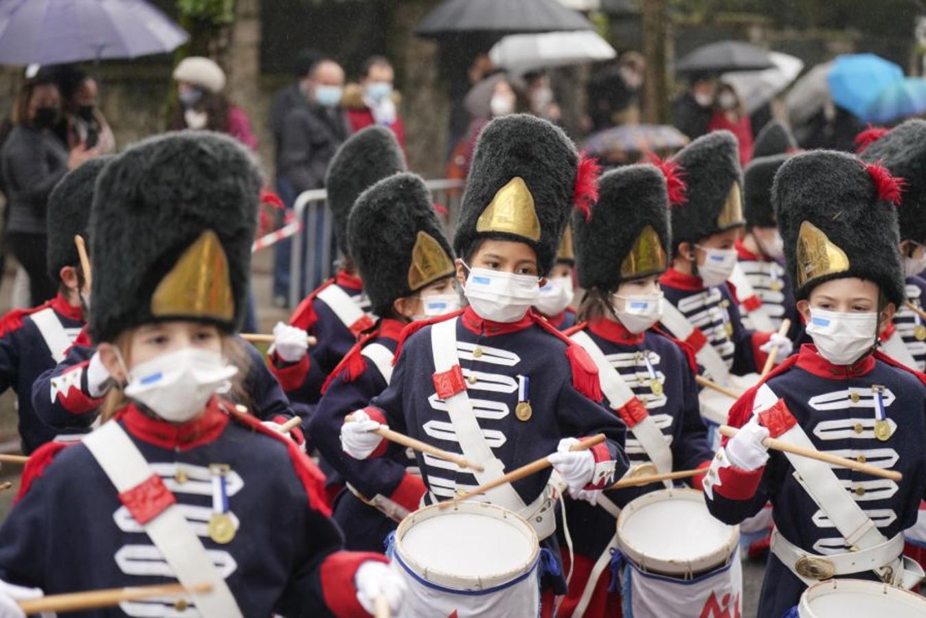Los tambores de la compañía de Aitor Ikastola tocan a su paso por Gros. 
