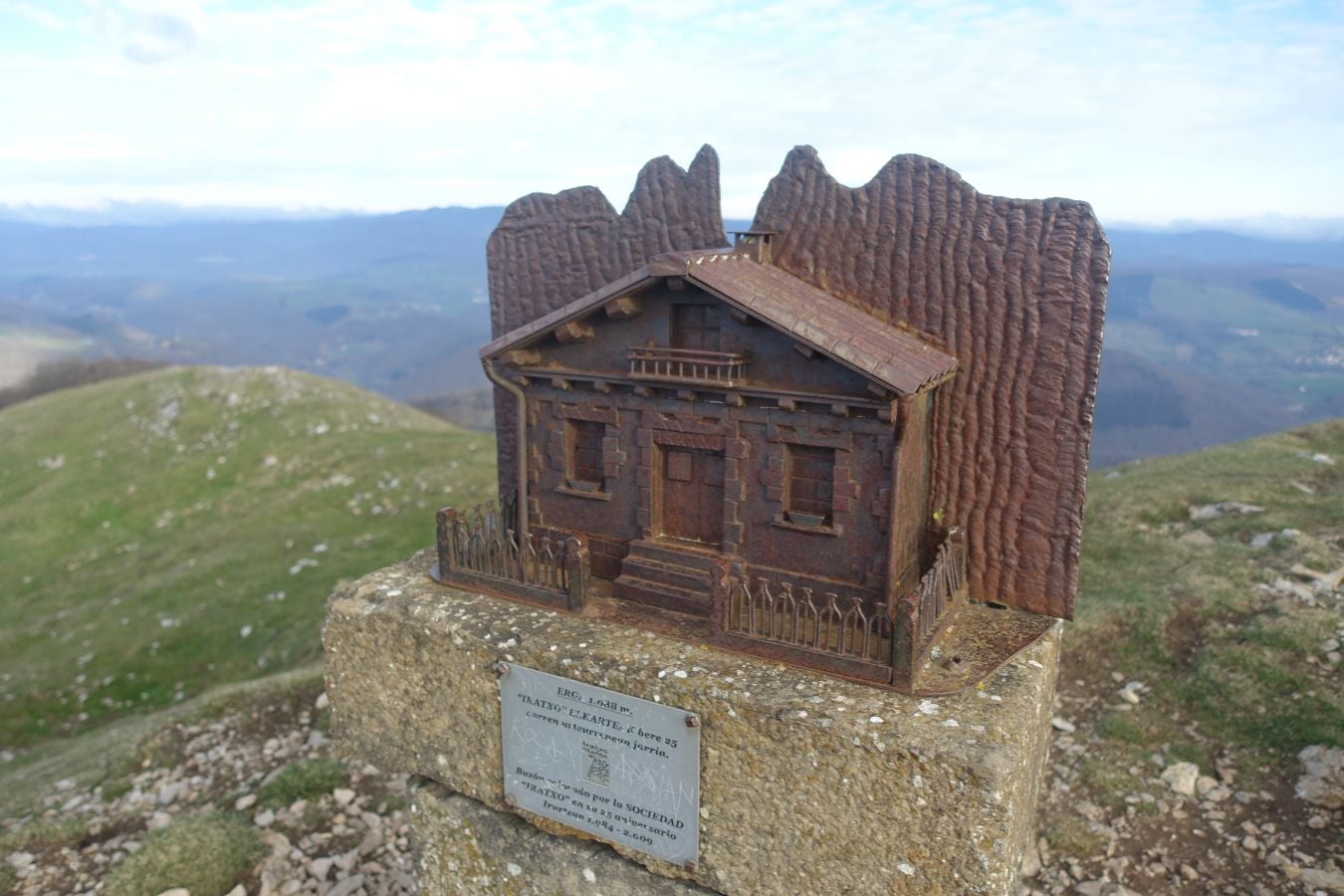 Fotos: Erga, con vistas a los Pirineos