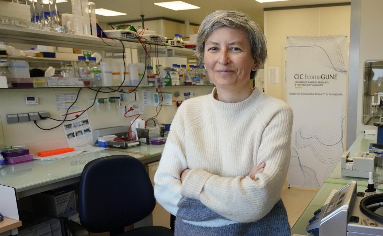 Aitziber L. Cortajarena en un laboratorio de CIC biomaGUNE. 