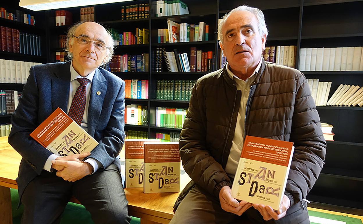 Andres Urrutia eta Adolfo Arejita, liburuaren aurkezpenean. 