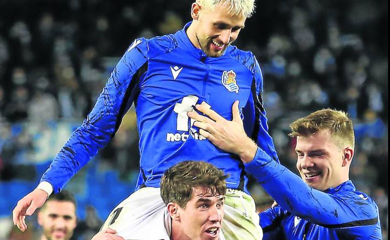 Januzaj es llevado a hombros por Aritz en presencia de Sorloth después de ganar el miércoles al Atlético.