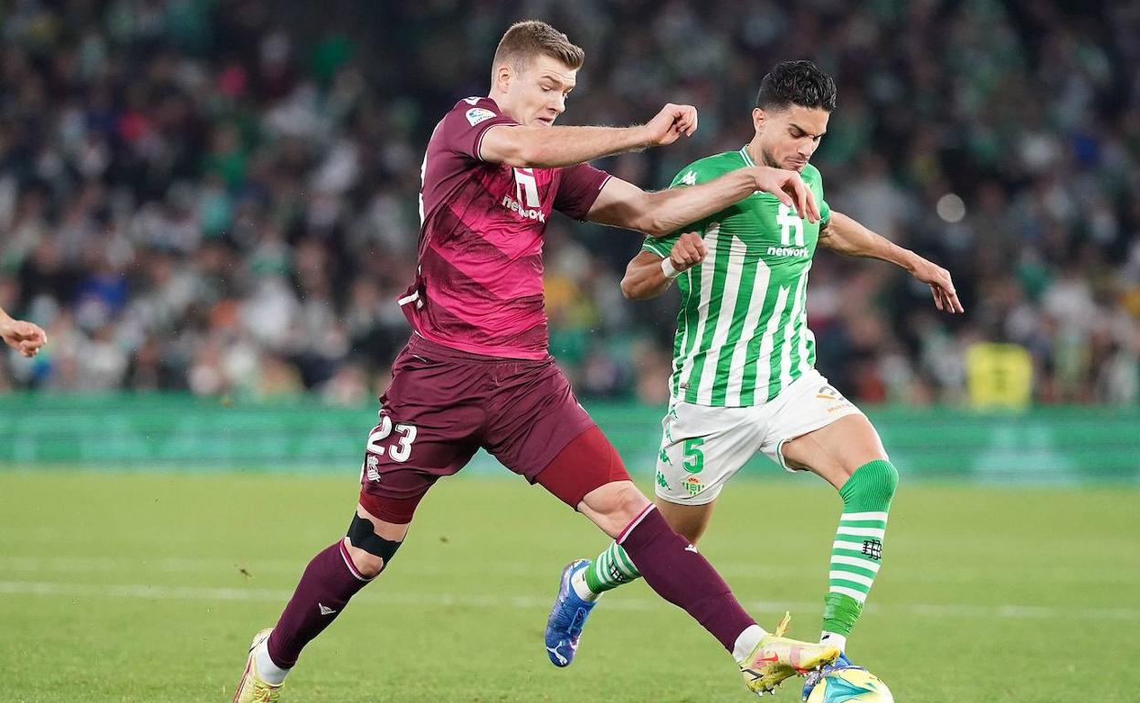 Sorloth y Bartra pelean por un balón durante el partido de LaLiga que enfrentó a Real y Betis en el Benito Villamarín. 