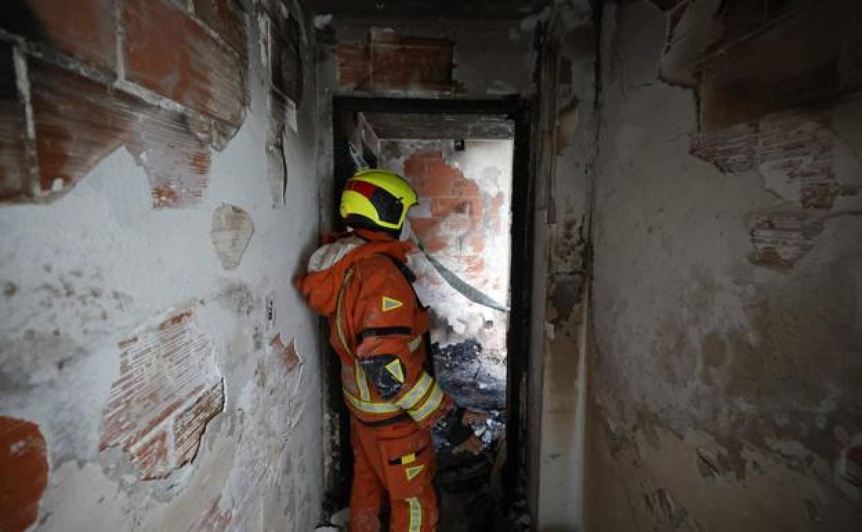 Un bombero en la vivienda inciendada. 