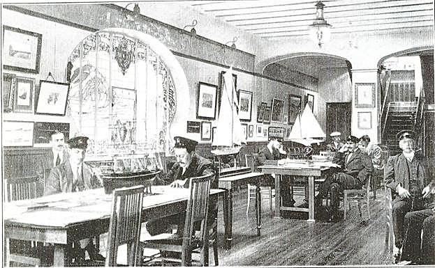 Una fotografía antigua de 1909 en la que se ve a los 'Yachtmen' en el salón del RCNSS.