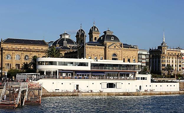 Imagen actual del edificio que alberga la sede del RCNSS, inaugurada en 1929 y obra de estilo racionalista de los arquitectos Aizpurua y Labayen.