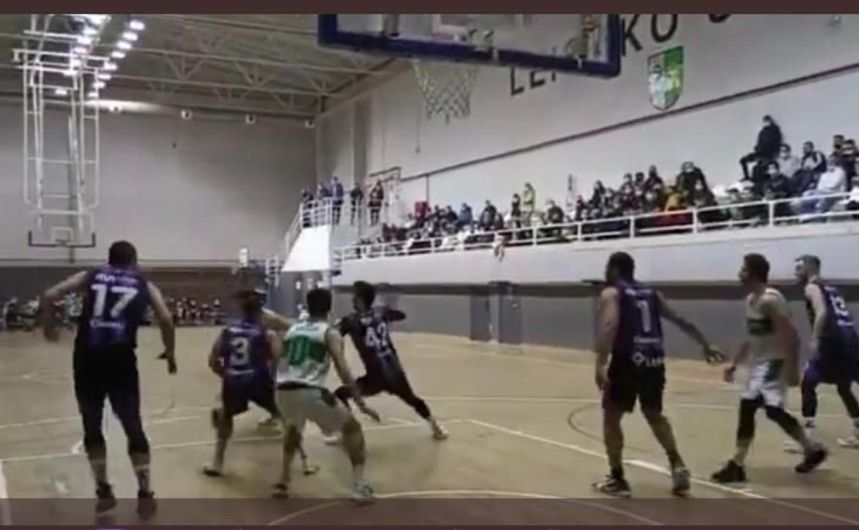 Los baloncestistas arrasatearras lograron imponerse al anfitrión Leioa en la prórroga. 