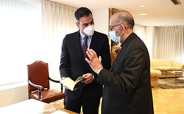 Pedro Sánchez conversa con el presidente de la Conferencia Episcopal Española, Juan José Omella.