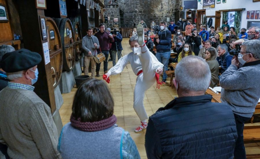 Fotos: Apertura de txotx en la sidrería Ola de Meaka