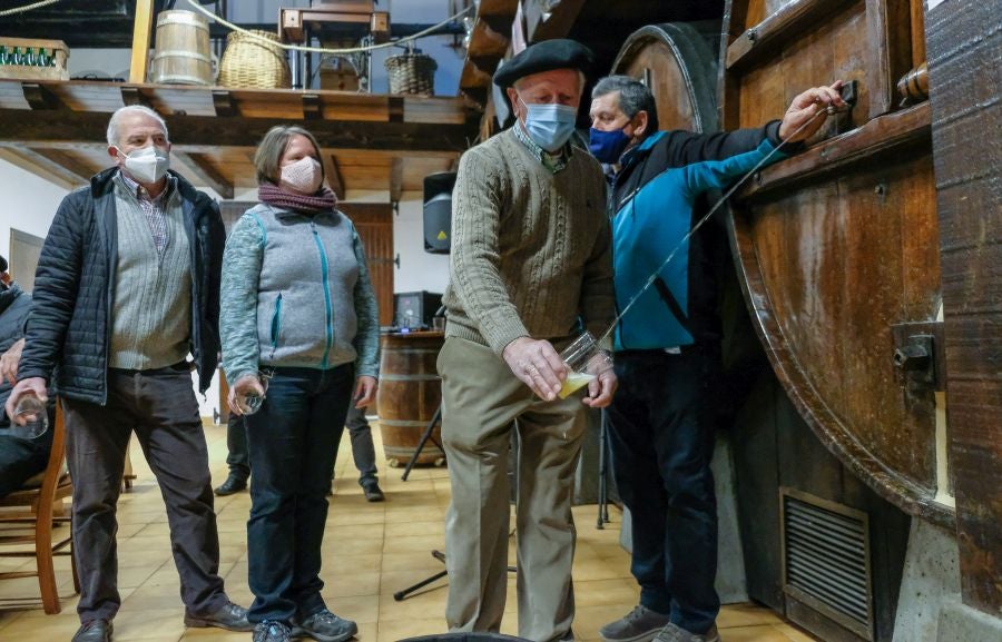 Fotos: Apertura de txotx en la sidrería Ola de Meaka