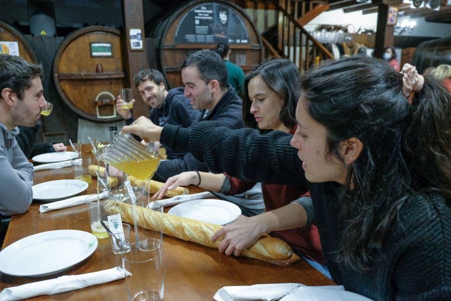Fotos: Apertura de txotx en la sidrería Ola de Meaka