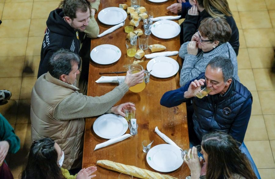 Fotos: Apertura de txotx en la sidrería Ola de Meaka