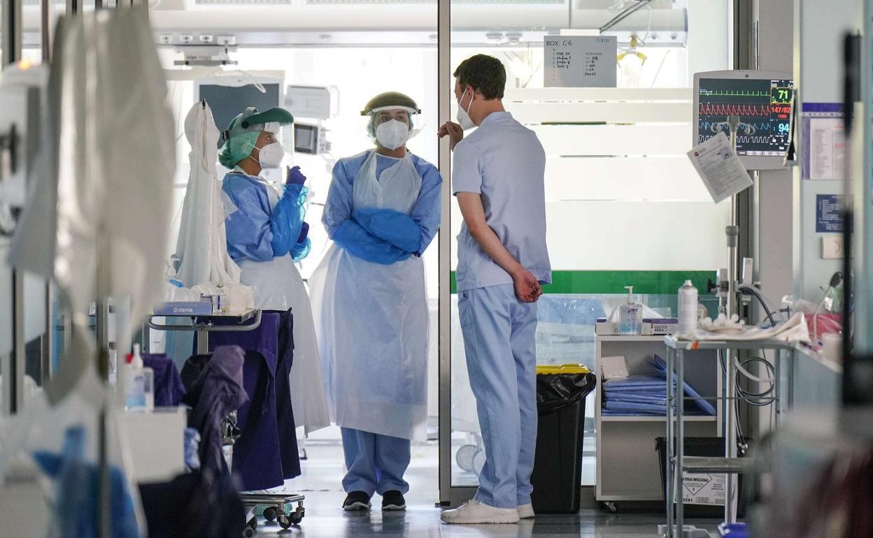 Profesionales sanitarios en la Unidad de Cuidados Intensivos (UCI) del Hospital Donostia. 