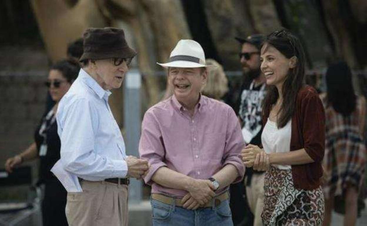 Woody Allen, Wallace Shawn y Elena Anaya, durante el rodaje en Donostia. 