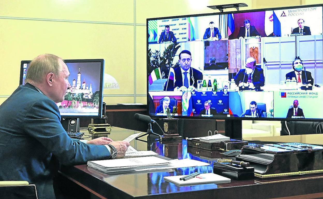 Vladímir Putin conversa, este miércoles, con los empresarios italianos durante su reunión telemática.