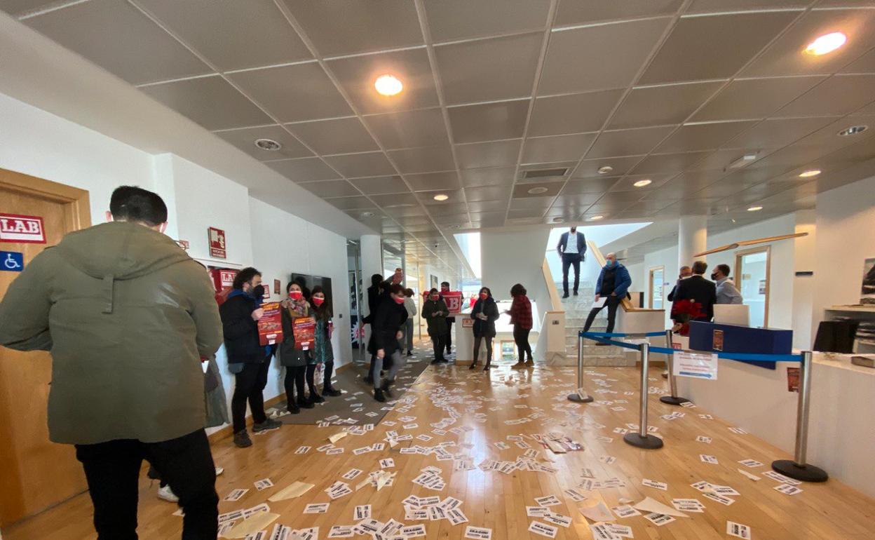 Militantes de LAB ocupan la sede de Adegi en protesta por la reforma laboral