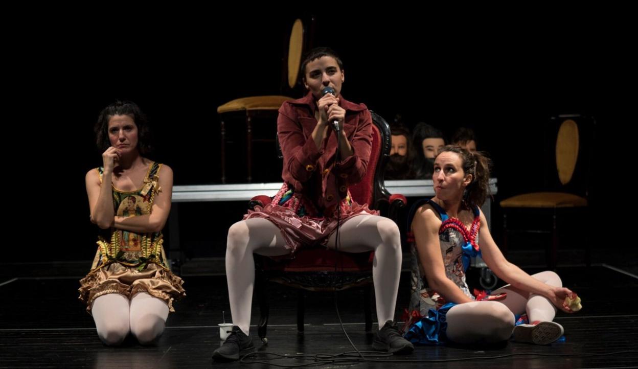 Las actrices Iraia Elías, Erika Olaizola y Amancay Gaztañaga presentarán mañana en el Topic 'Hiru kortse, azukre asko eta brandy gehiegi'. 