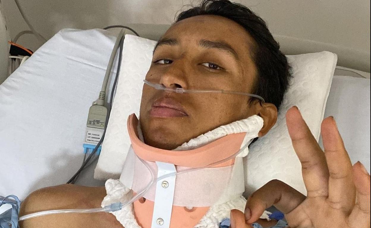 Egan Bernal ha enviado este viernes esta foto a través de Instagram desde la cama del hospital.